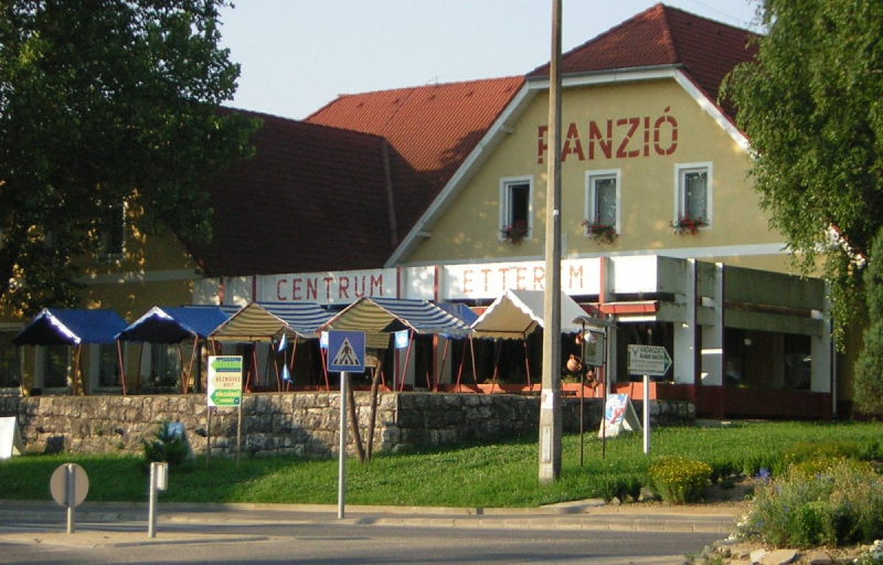 Centrum Étterem Panzió Tekéző