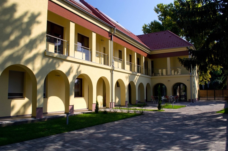 Csenge Panzió - Balatonszárszó